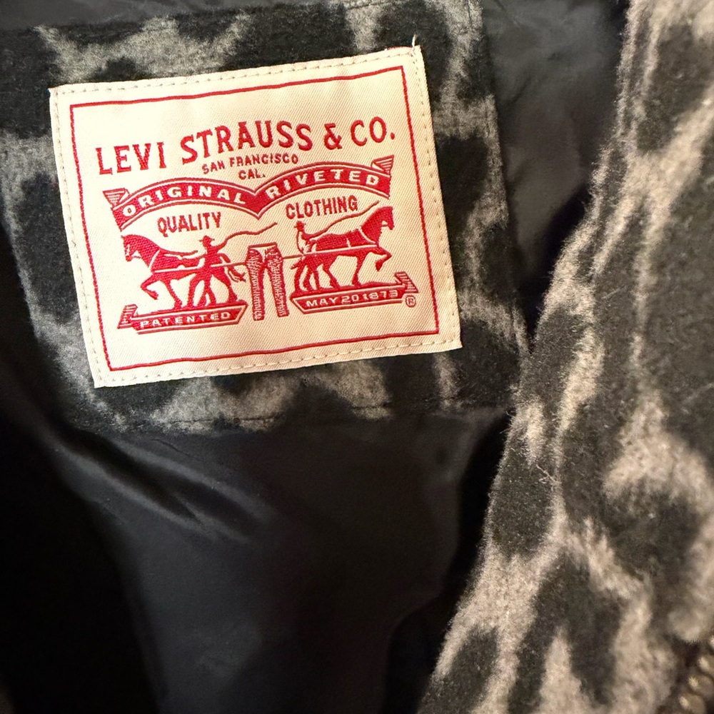Levi's Women’s Zoe Gray Black Leopard Print Puffer Jacket - Picture 3 of 4